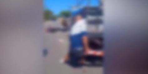 Motociclista fica pendurado pelo ombro em caminhão após acidente