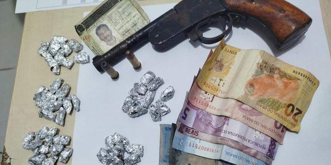 Homem encontrado com arma e drogas morre em ação policial