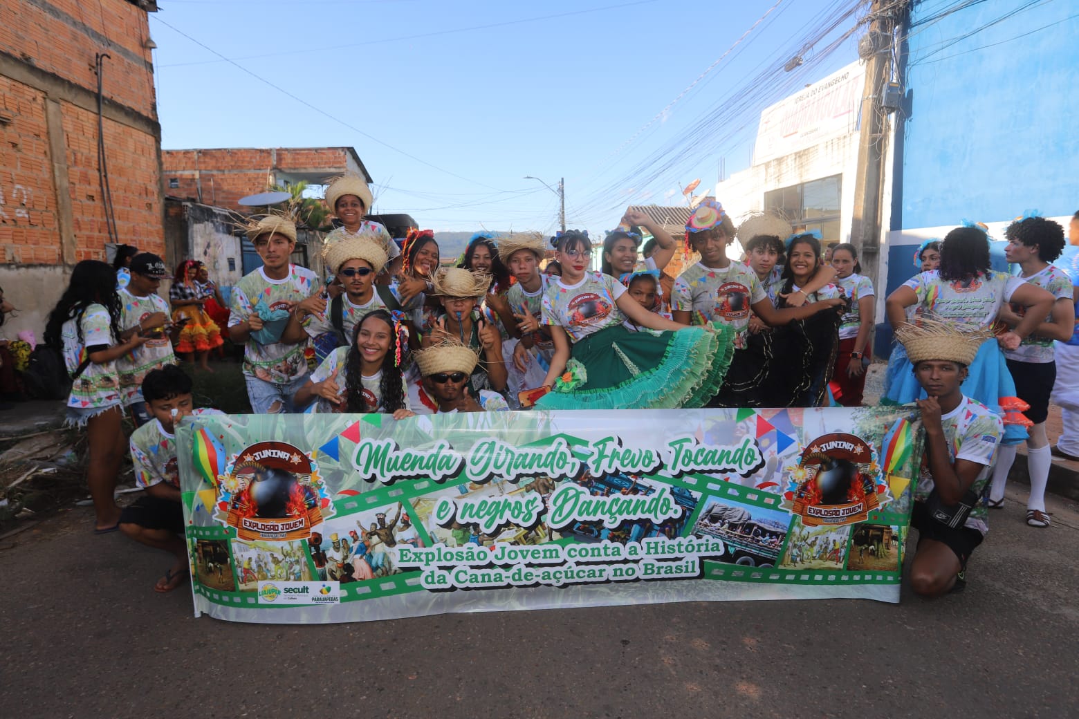Carroçada abriu tradicional Festival Jeca Tatu pelas ruas de Parauapebas