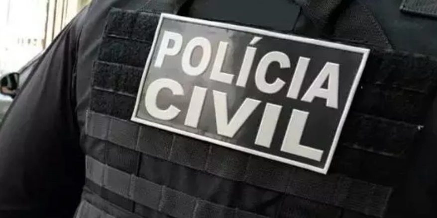 Homem é encontrado morto com marcas de facadas em quintal de residência