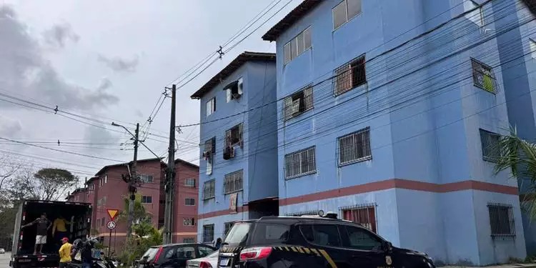 Operação de reintegração de posse desocupa apartamentos, em Belém