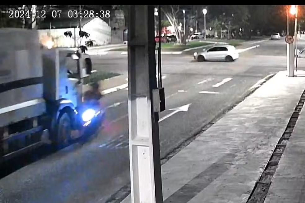 Motocicleta invade contramão e colide com caminhão de lixo