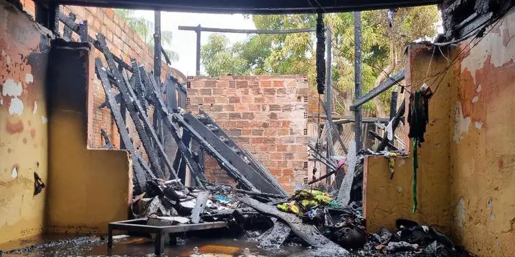 Moradora sofre queimaduras graves durante incêndio em casas