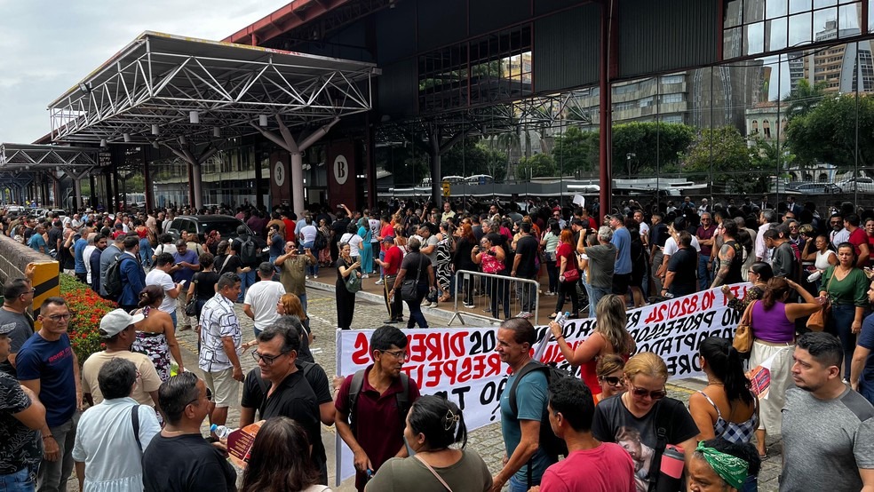 Professores da rede estadual entram em greve
