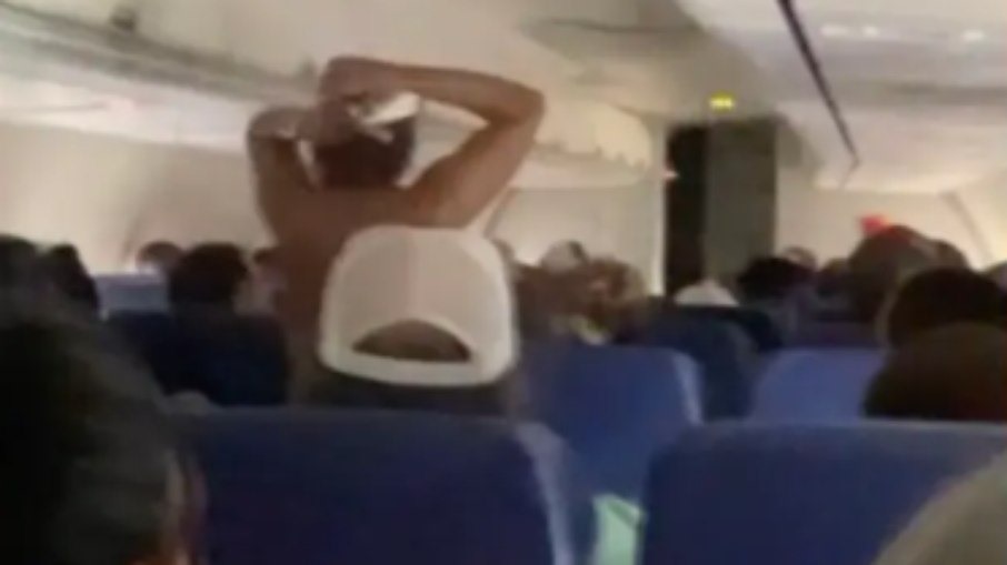 Passageira fica pelada em avião e atrasa decolagem