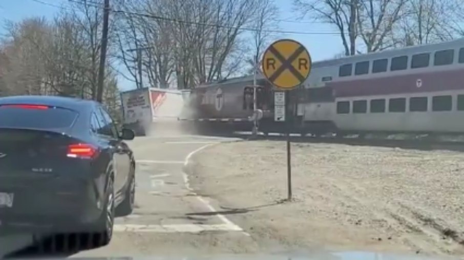 Caminhão é atingido por trem após parar sobre trilhos