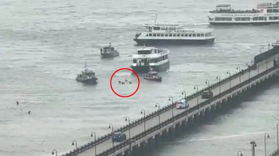 Helicóptero cai no rio Hudson