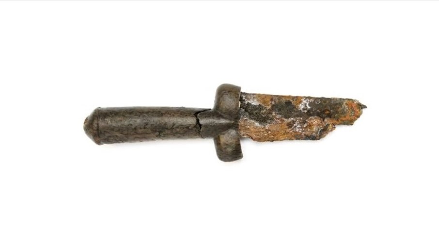 Arqueólogos encontram adaga do século 15 na Suécia
