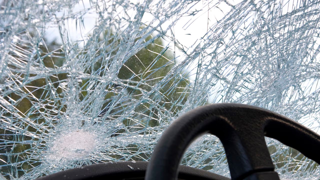 Homem causa destruição ao invadir casa de shows com carro na Grande Belém