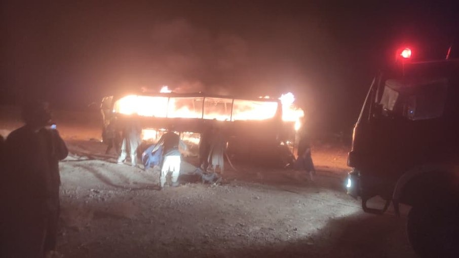 Ônibus pega fogo em acidente e deixa 79 mortos