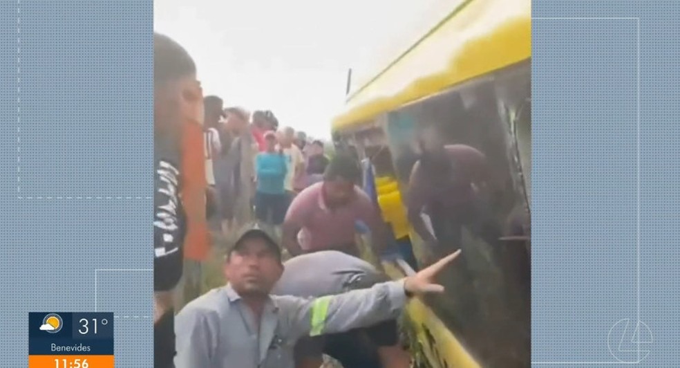Idoso morre após ônibus com pacientes capotar em rodovia