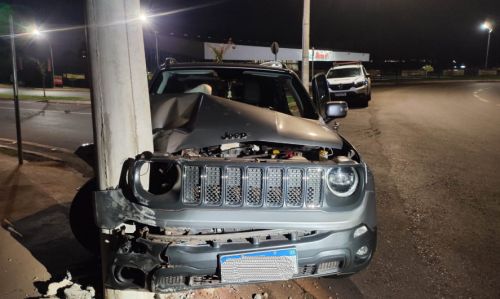 Marabá: Motorista abandona veículo após colidir contra poste