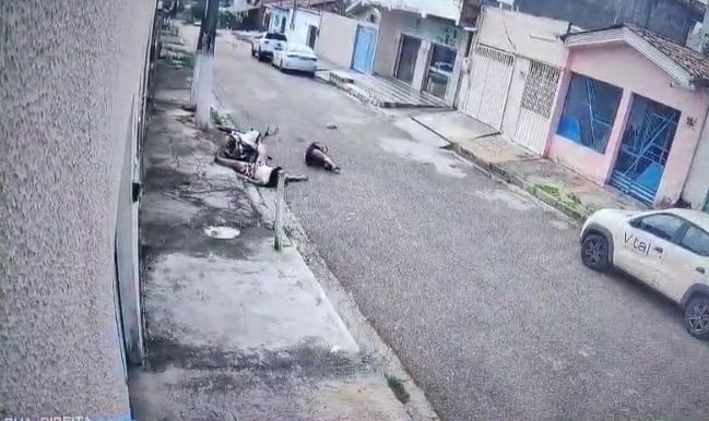 Mulheres são detidas após caírem de moto e desacatarem agentes em Parauapebas