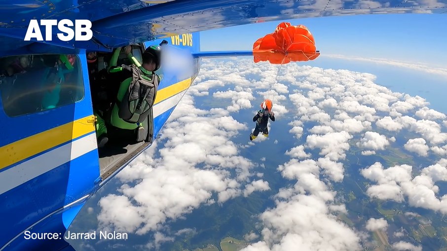 Paraquedista fica pendurado em avião após equipamento abrir