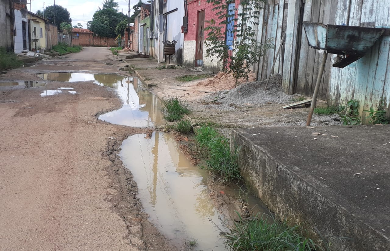 Buracos e entulhos tomam conta de várias ruas do Bairro da Paz