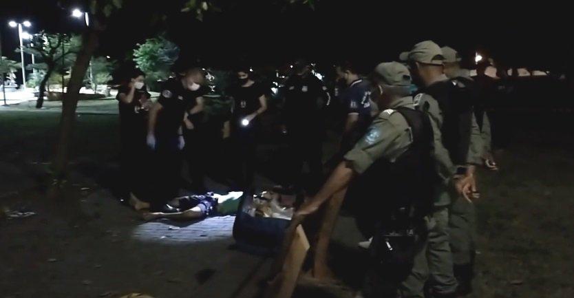 Jovem de 20 anos é morto com vários tiros no rosto em praça