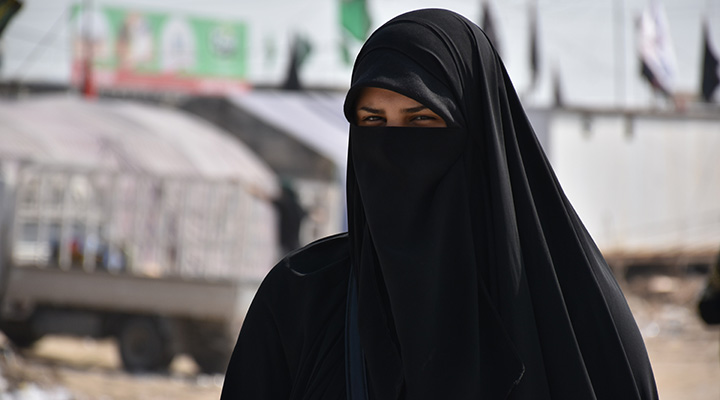 Talibãs caçam mulheres batendo de porta em porta no Afeganistão