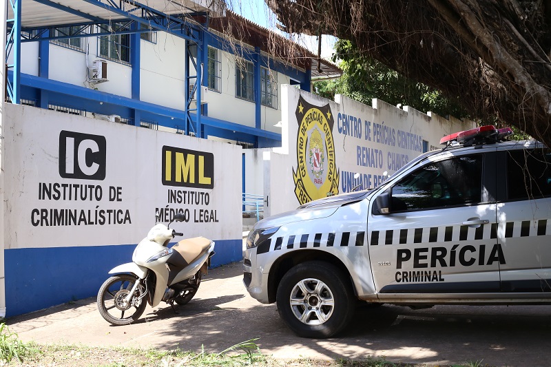 Corpo carbonizado é encontrado com pés e mãos amarados