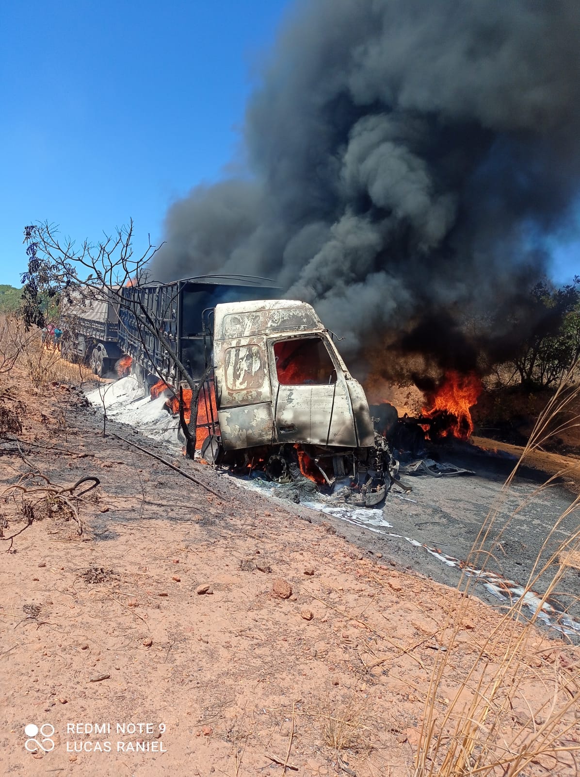 Motorista morre carbonizado em colisão de caminhões