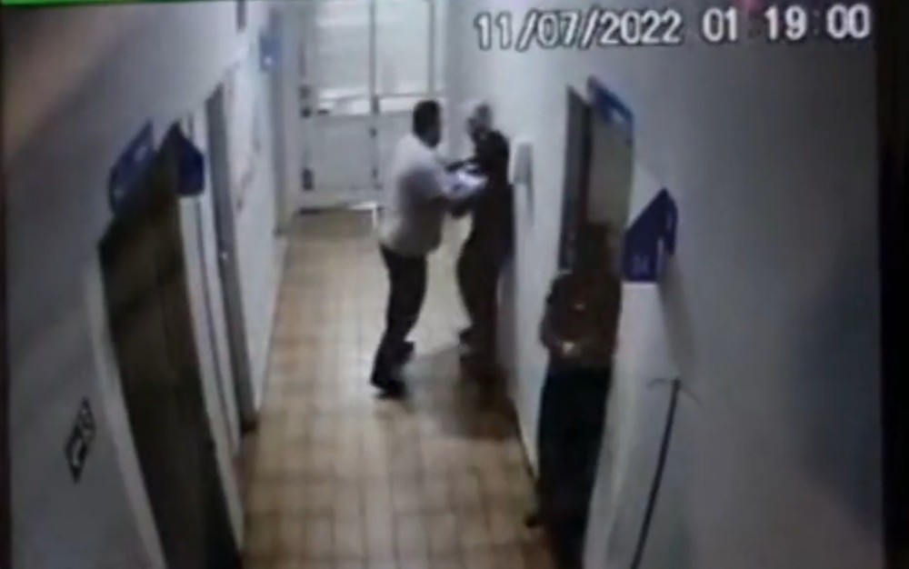 homem é preso após agredir médico e enfermeiros por não conseguir acompanhar parto do filho