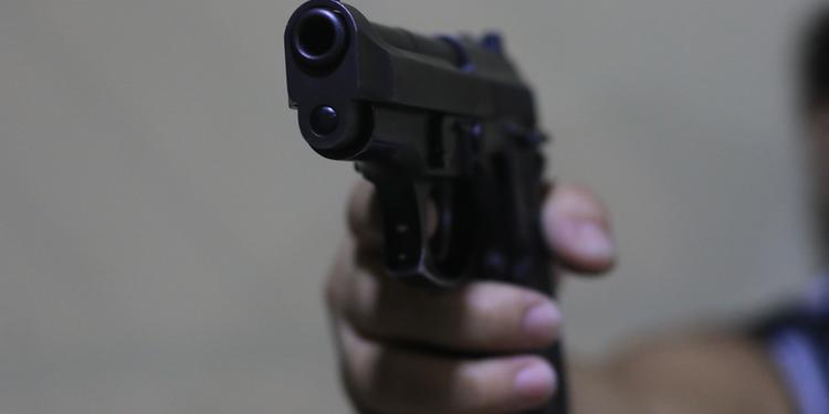 Jovem é morto a tiros dentro de casa e ex-marido de namorada é o principal suspeito