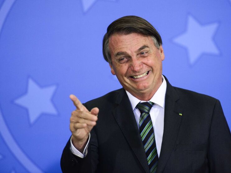 Médicos retiram mais de 1 quilo de fezes de Bolsonaro