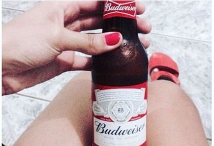 Mulher se masturba com garrafa de cerveja e diz ao namorado que ficou grávida da bebida