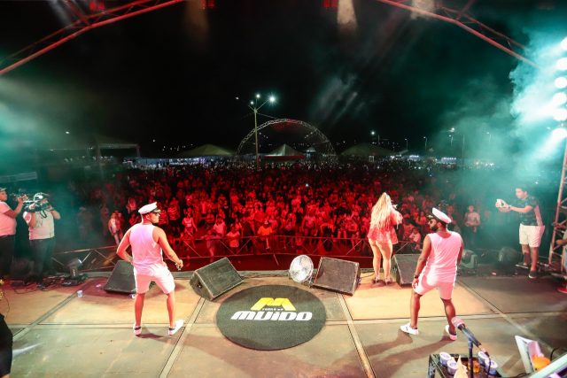 Em Canaã dos Carajás, 1ª noite de Carnaval reúne milhares de foliões