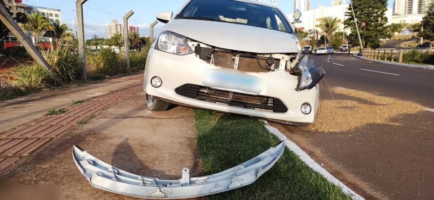Mulher sobe no capô de carro do namorado é arremessada em poste e morre