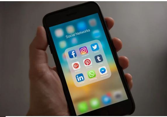 Homem se nega desbloquear celular e é esfaqueada por namorada