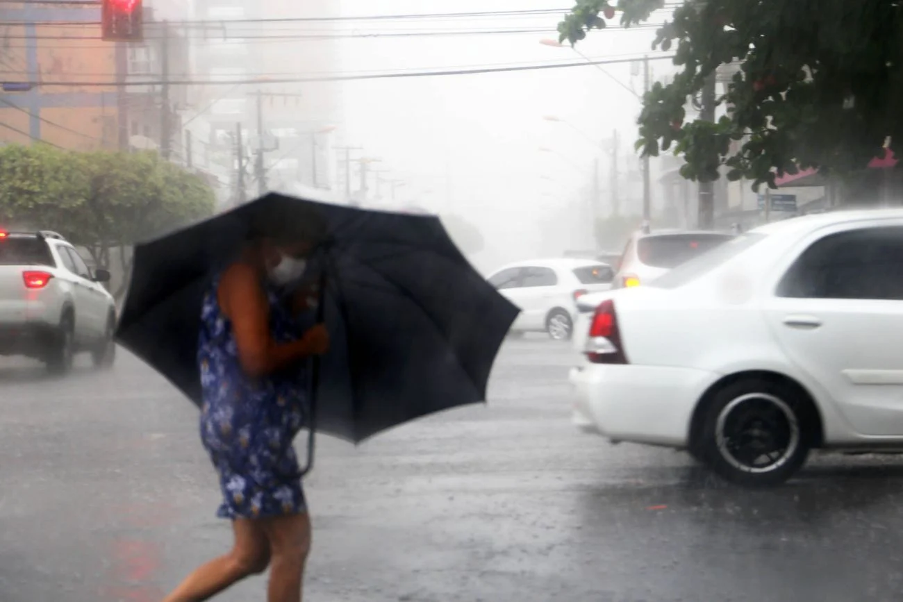 Previsão de chuva intensa e risco de ventos fortes na região norte durante o inverno amazônico