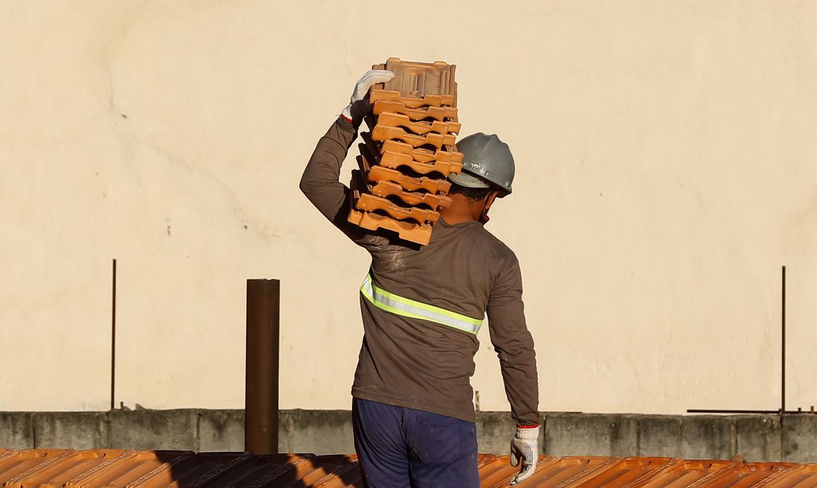Indústria da construção está empregando mais no Brasil