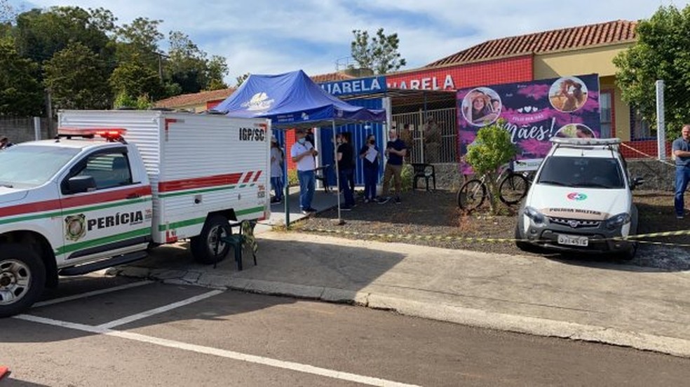 Jovem invade escola e mata três crianças e duas funcionárias
