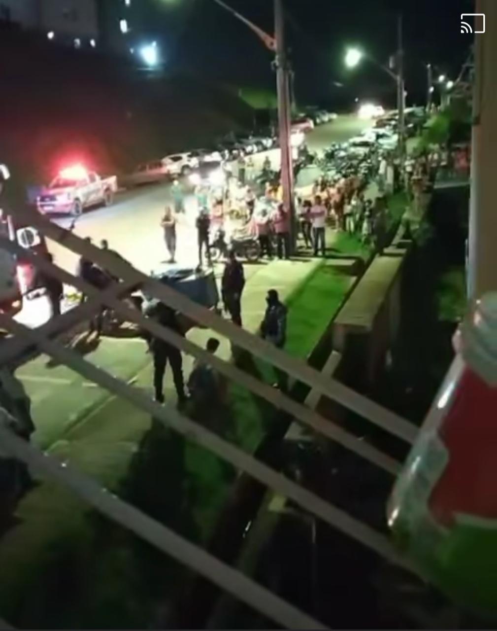 Mulher pula do 3° andar pra fugir da polícia, fratura a perna e é presa