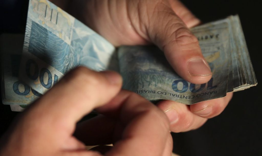 Senado aprova Auxílio Brasil de R$ 600 e benefício para caminhoneiros e taxistas