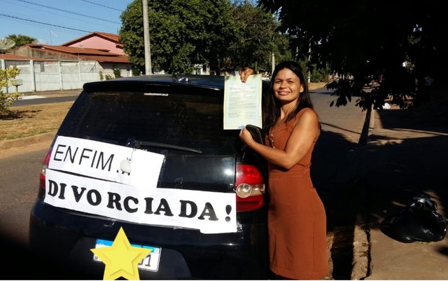 Mulher viraliza ao colocar faixa de divorciada em seu carro