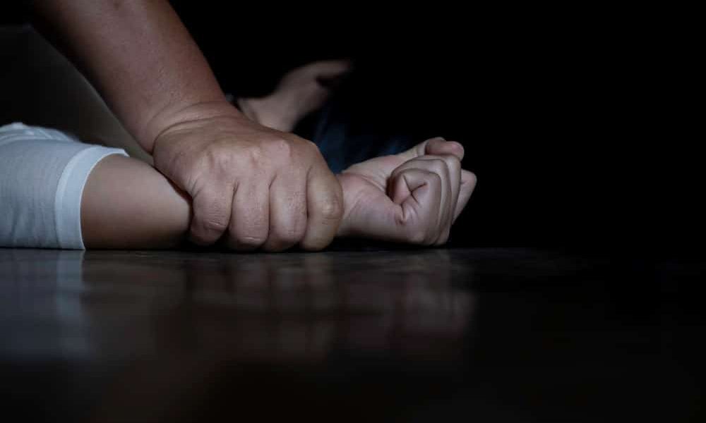 Vendedor é preso por suspeita de abusar sexualmente de criança