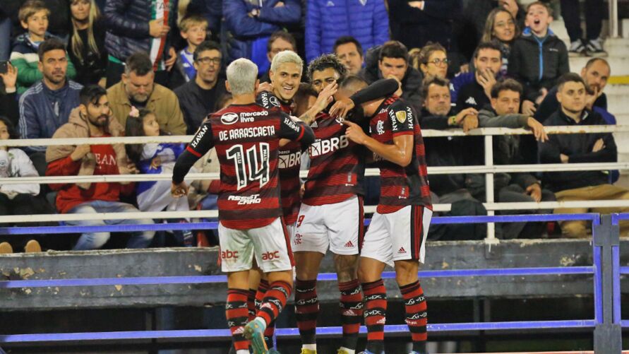 Flamengo bate Vélez e põe dois pés na final da Libertadores