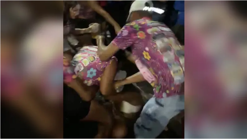 Depois de uma mulher ser filmada tendo sua roupa arrancada ela registra B.O, em Tailândia.