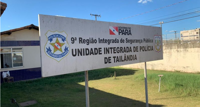 A policia encontra o bebê que retirada da mãe em Tailândia