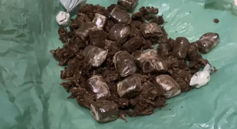 Jovem é preso por tráfico de drogas em Tailândia após abordagem policial