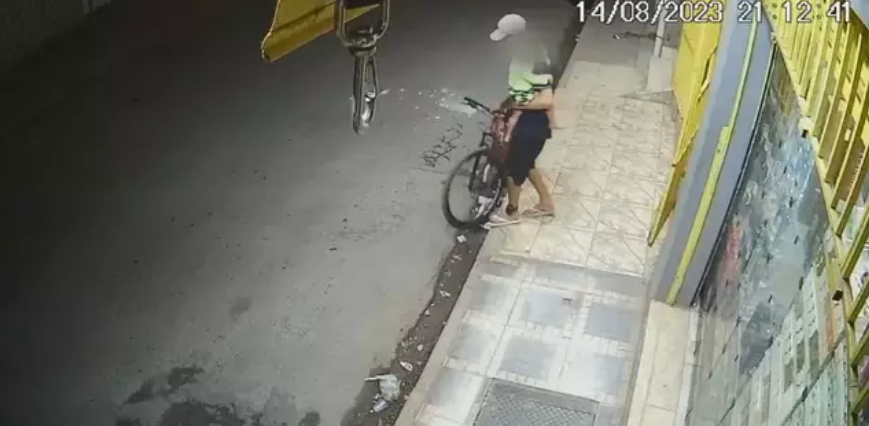Homem furta bicicleta com criança no colo e usando tornozeleira eletrônica