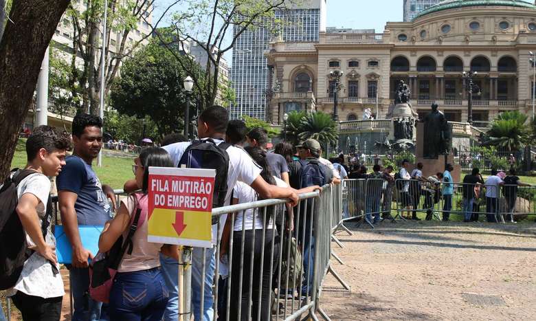 Desemprego bate recorde de 14,7%, diz IBGE