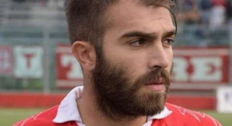 Ex jogador do Parma morre em partida em memória do irmão que morreu