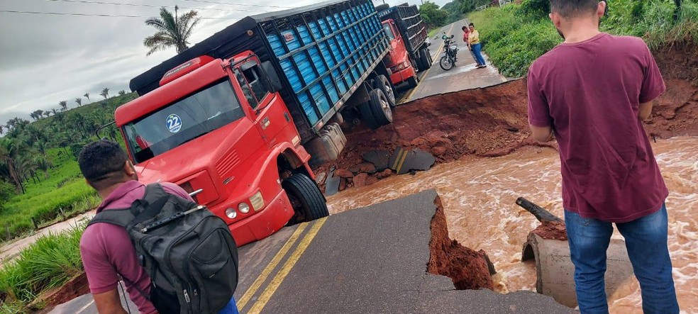 Trecho da rodovia MA-012 se rompe após forte chuva no Maranhão