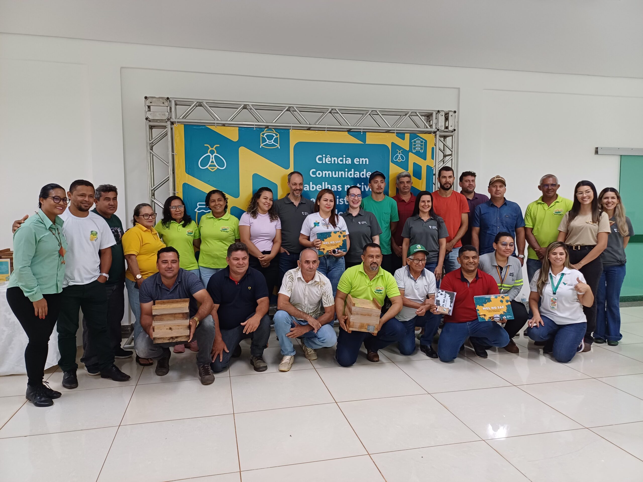Produtores locais recebem colmeias de abelhas típicas da Floresta Nacional de Carajás