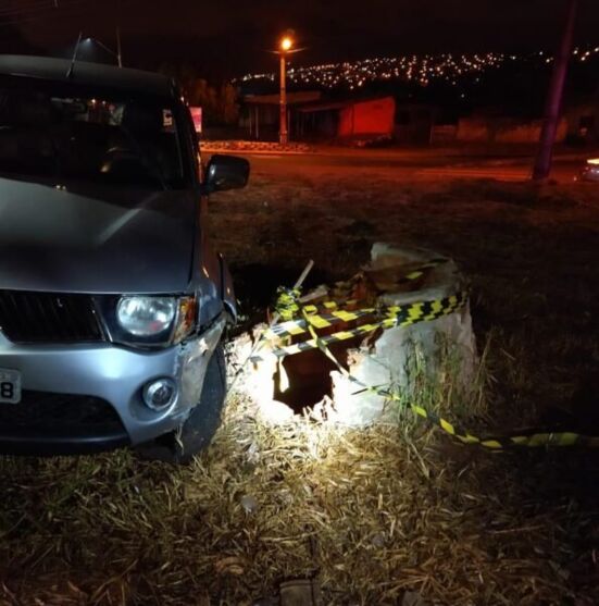 Homem bate carro, abre a porta cai em poço de 15 metros