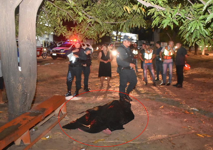 Mulher é morta a tiros