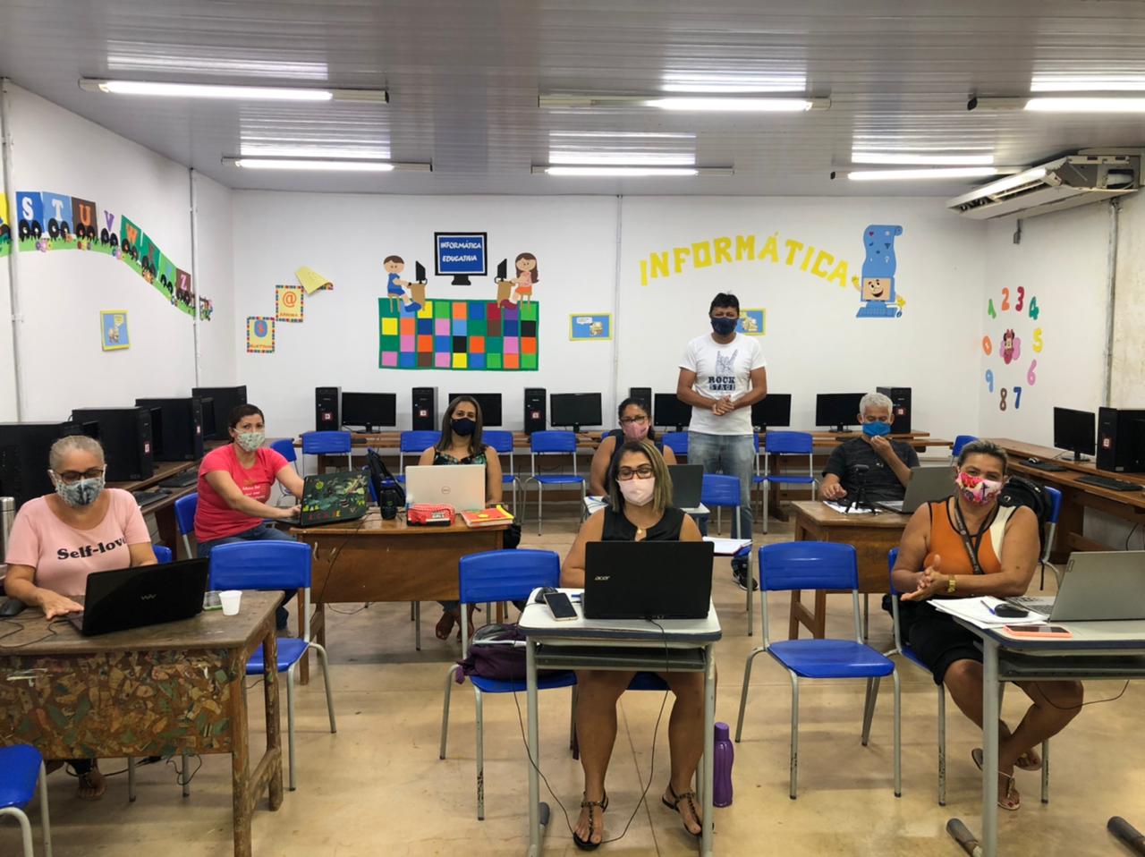 Professores da rede municipal começam a usar plataforma digital Google for Education