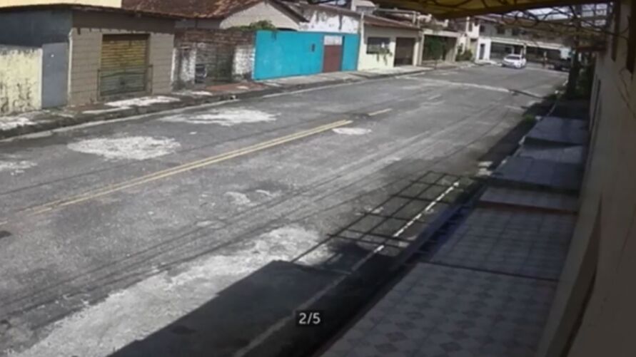 Vídeo: ladrão tenta invadir casa, mas é flagrado pela vítima